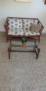Mueble mimbre y mesa caoba