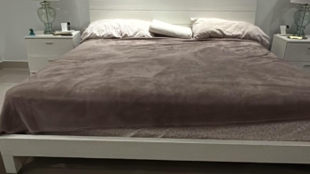 Se vende cama king con dos mesitas de noche