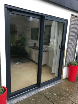 Puerta corrediza de aluminio y vidrio