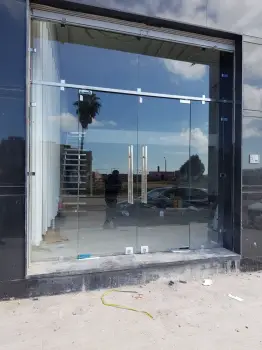 Fachadas comercial en vidrio y aluminio