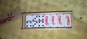 Mesa de dominó y domino