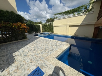 Se vende casa en viejo arroyo hondo en residencial cerrado con garita