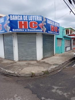 Casa con patio y local comercial