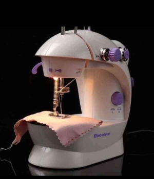 Mini máquina de coser disponible