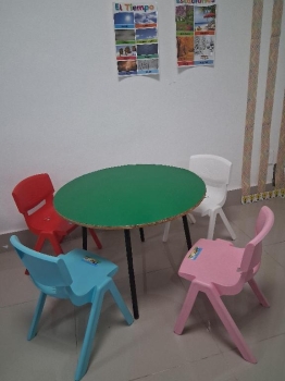 Mesa escolar y sillas escolares