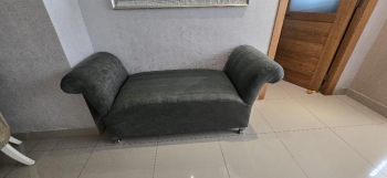 Diván en gamuza con 2 butacas. se venden por separado