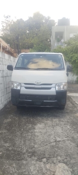 Se vende minibus - toyota hiace 2018 - poco usada - diesel - automatic