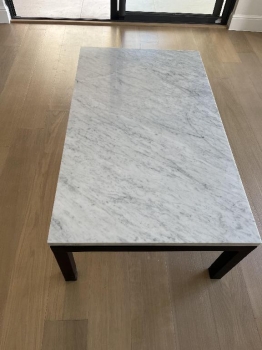Hermoso centro de mesa de mármol con base metálica.