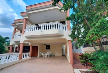 ???? venta de casa de 2 niveles en residencial castillo  prÓximo a la