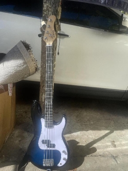 Bajo de 4 cuerdas glarry  en san juan