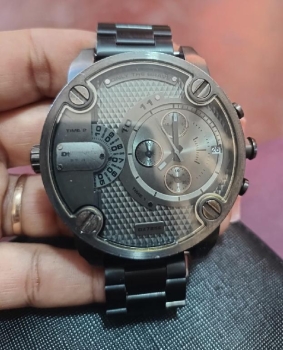 Reloj diesel caja y correa de acero inoxidable cronografo como nuevo