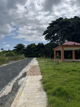 Terrenos con titulo y servicios permanentes
