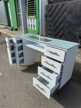 Se venden mesas de uñas con tope en cristal y exibidores de esmaltes p