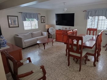 Amplia casa con patio en urbanización tropical – 340 m en zona estraté