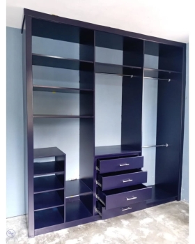 Closet con gavetas y colgador moderno