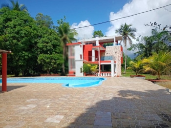 Finca de 12 tareas recreativas con dos casas campestres modernas y pis