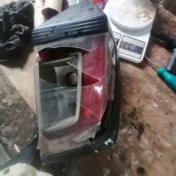 Le cambiamos el plastico roto a la mica daihatsu mira 2018