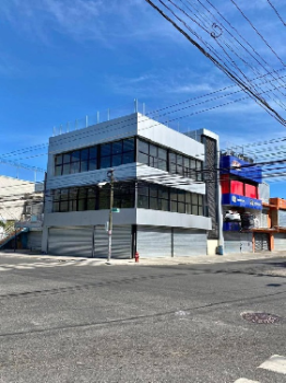 Edificio comercial de 3 niveles en alquiler – ensanche la fe