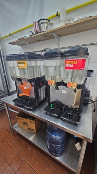 Maquina dispensadora de jugos o jugueras