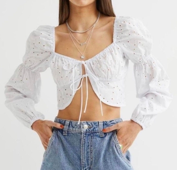 Crop top blanco con detalle de lazos