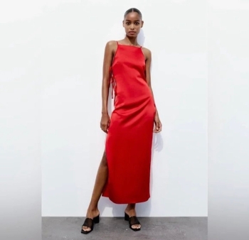 Elegante vestido rojo largo de satin con detalle de lazos en los lados
