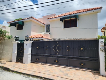 Casa en venta en el millón  ideal para vivienda u oficinas