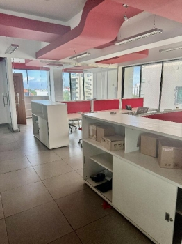 Alquilo oficina en naco plaza comercial
