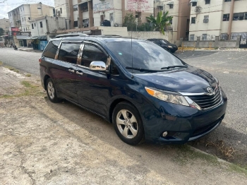 Toyota sienna 2011 le