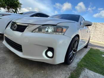Carro lexus ct200h fsport de color blanco perla