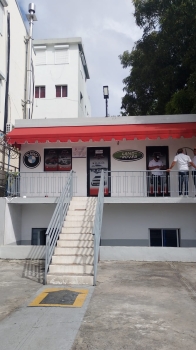 Alquilo local comercial preparado para dealer de vehículo ubicado