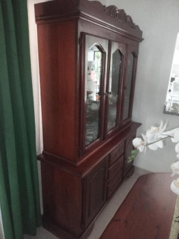 Vendo esta vitrina de caoba centenaria en 25000 n