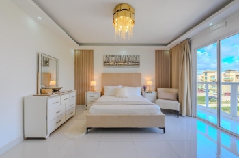 Apartamento amueblado remodelado disponible para venta en la autopista