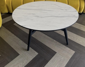 Mesa de centro acabado tipo mármol en madera de patas negras