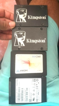 Disco ssd usados vida útil 100 256gb kingston sandisk  y axion 1mes de
