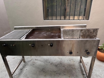 Se venden equipos de cocina en acero inoxidable para negocios