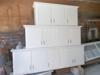 Gabinete de cocina blanco pequeño