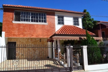 Alquilo casa en arroyo hondo dos niveles
