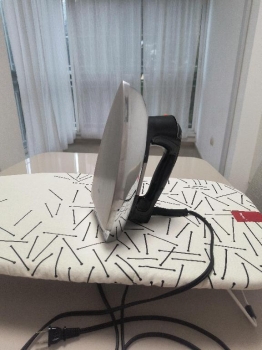 Plancha blackdecker clasica con tabla de planchar incluida.