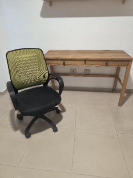 Escritorio de abedul y silla