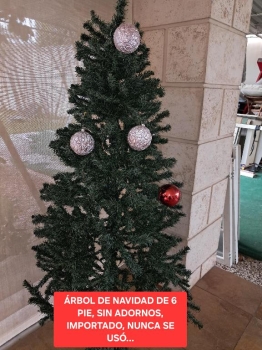 Árbol navideÑo como nuevo de 6 pie.