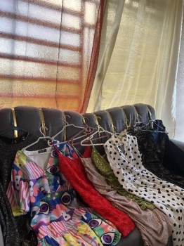 Paca de ropa de mujer joven variada