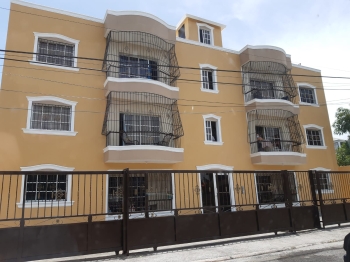 Alquilo apartamento 2do nivel con 3 habitaciones y 2 baños en sto. dgo