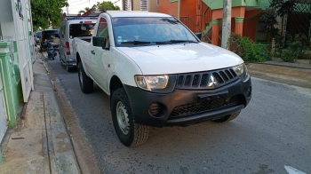 Camioneta mitsubishi nitida en la romana
