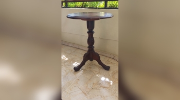 Mesa auxiliar redonda de caoba tallada en santo domingo dn
