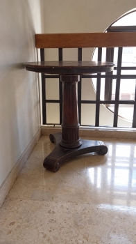 Mesa auxiliar redonda de caoba en santo domingo dn