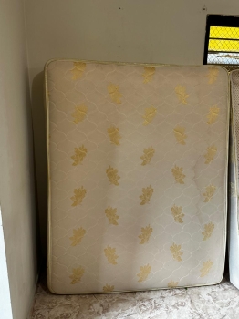 Juego de colchon con su base de 60 pulgadas usados