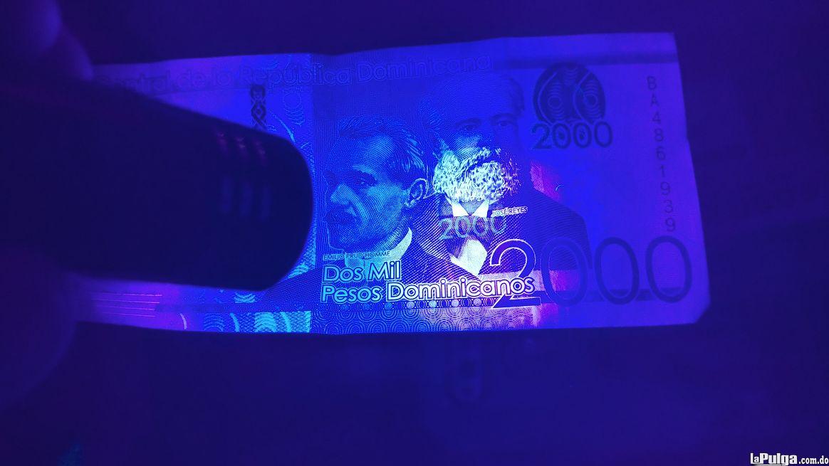 Linterna de luz ultravioleta: para detectar billetes falsos