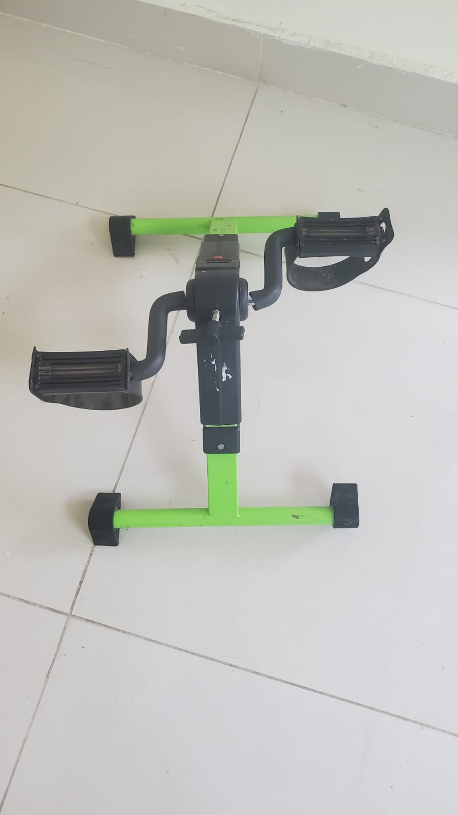 Pedaleadormaquina de hacer ejerciciospedal ejercitador para los pies Foto 7060917-5.jpg
