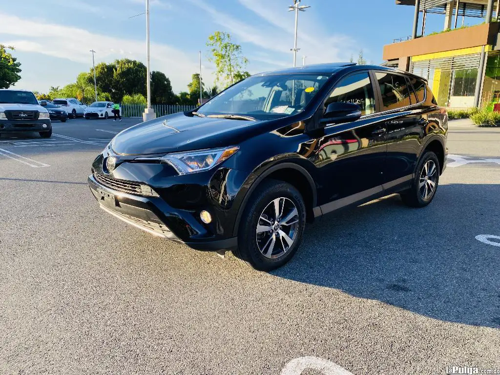 Toyota RAV4 XLE cuatro por cuatro año 2018 poca milla recién importa Foto 7116732-3.jpg