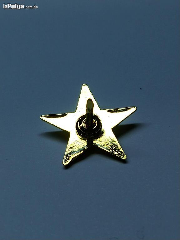 Pin de estrella dorada en metal  Foto 7127871-2.jpg